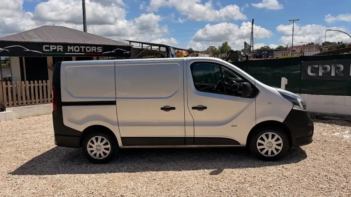 Usata Opel Vivaro Edition 120 CV (88 kW) 2017 Argento Monovolume