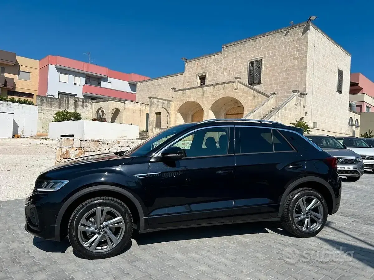 Usata VW T-Roc R-line 150 CV (110 kW) 2023 Nero SUV