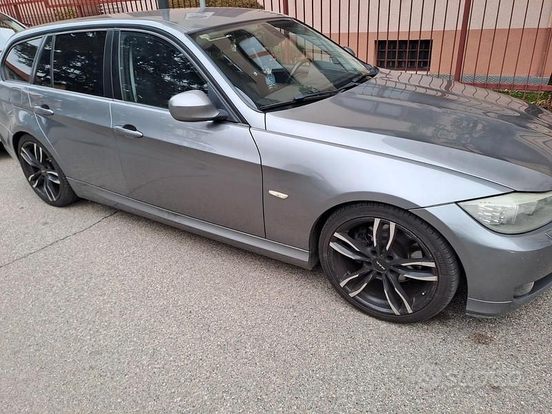 Usata BMW 318 143 CV (105 kW) 2011 Grigio Station wagon
