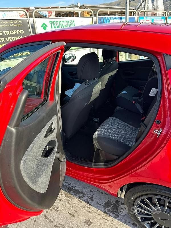 Usata Lancia Ypsilon 69 CV (50 kW) 2018 Rosso Utilitaria