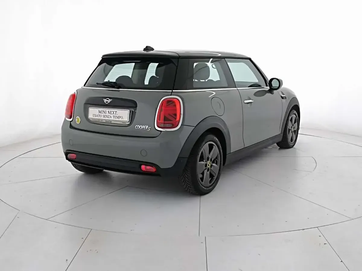 Usata Mini Cooper SE Essential 135 kW (184 CV) 2022 Moonwalk grey Utilitaria