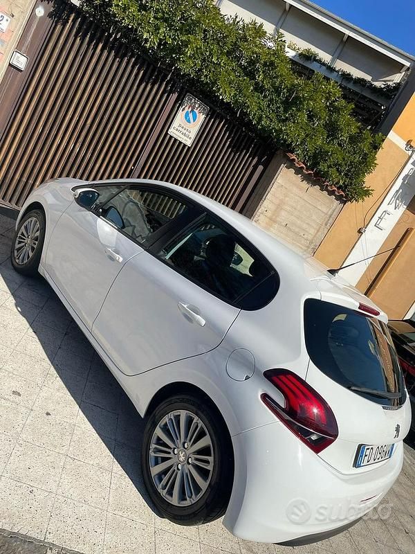 Usata Peugeot 208 75 CV (55 kW) 2016 Bianco Utilitaria