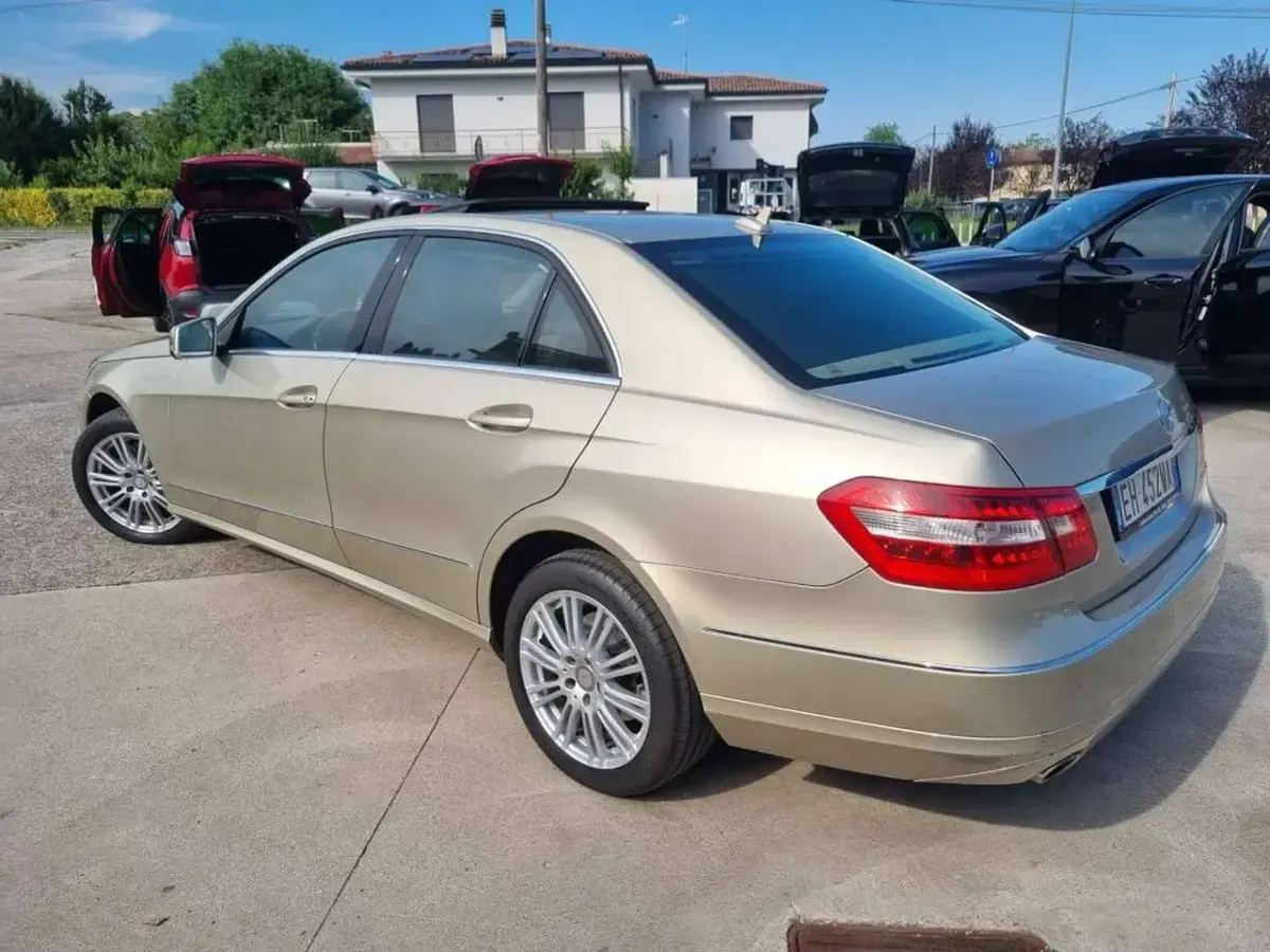 Usata Mercedes E350 Elegance 272 CV (200 kW) 2011 Oro Berlina