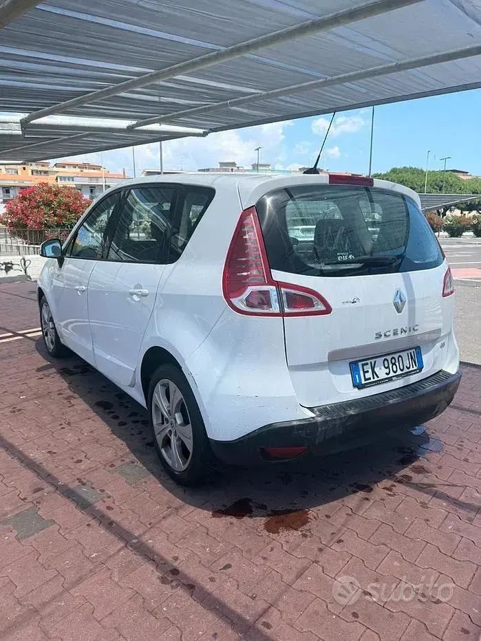 Usata Renault Scénic 110 CV (80 kW) 2011 Bianco Monovolume