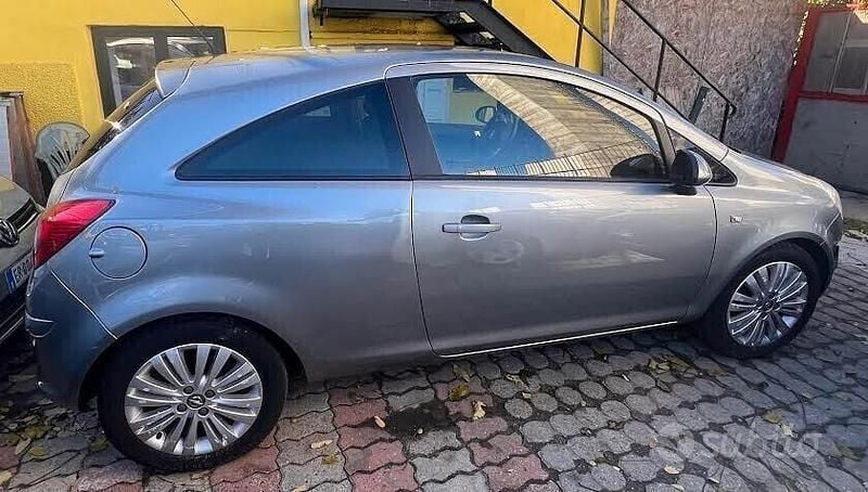 Usata Opel Corsa 85 CV (62 kW) 2011 Grigio Utilitaria