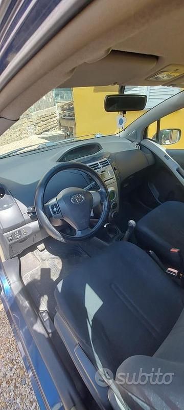 Usata Toyota Yaris 69 CV (50 kW) 2006 Blu Utilitaria