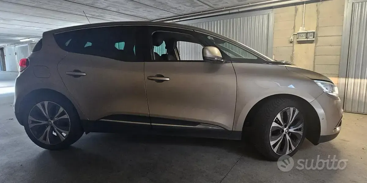 Usata Renault Scénic III Intens 110 CV (80 kW) 2017 Marrone Monovolume