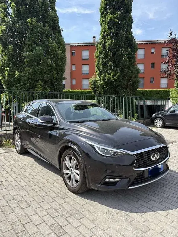 Usata Infiniti Q30 Premium 170 CV (125 kW) 2016 Nero Berlina