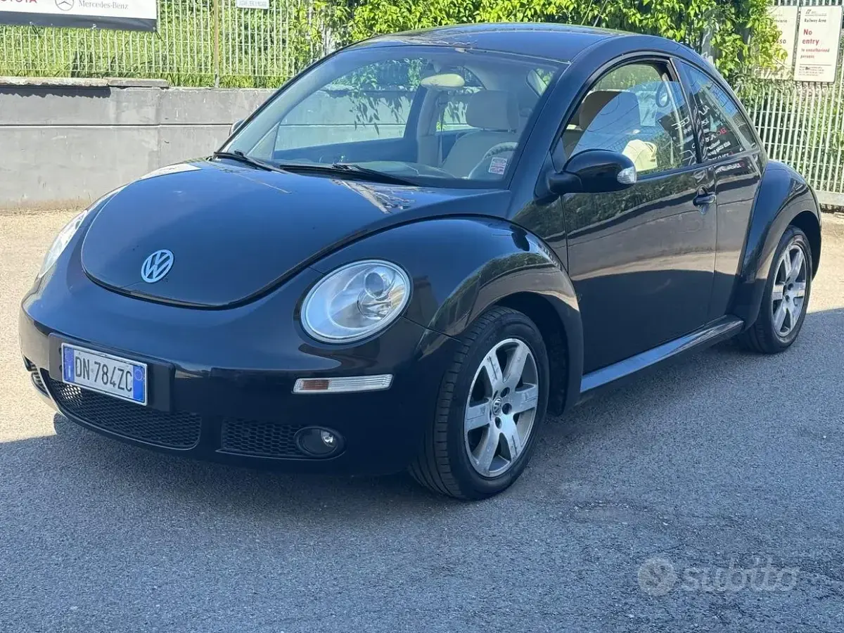 Usata VW New Beetle 102 CV (75 kW) 2008 Blu Utilitaria