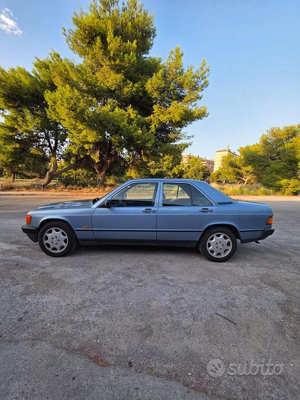 Usata Mercedes 190 122 CV (89 kW) 1987 Blu Berlina