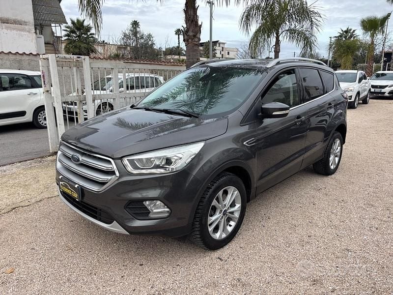 Grigio Usata 2017 Ford Kuga SUV | 10.499 € (Ottimo prezzo) - Immagine 1/4