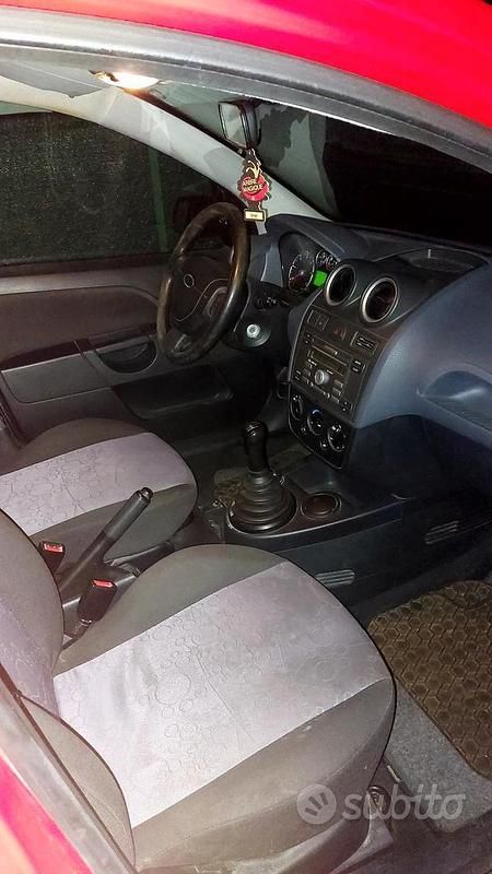 Usata Ford Fiesta 58 CV (42 kW) 2006 Rosso Utilitaria