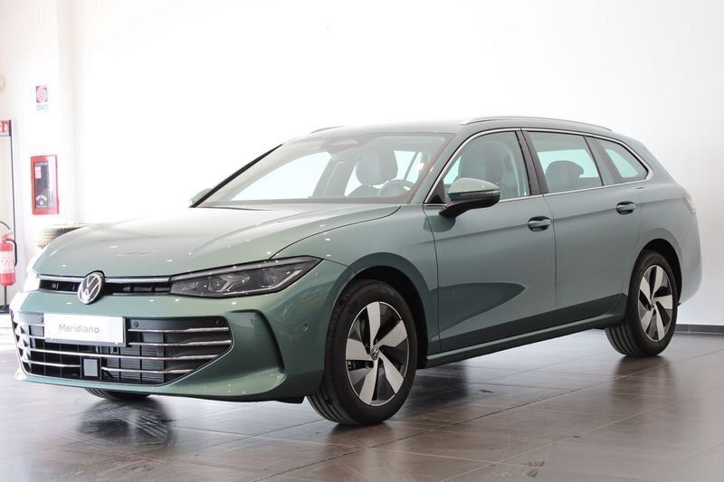 Verde Usata 2024 VW Passat Business Station wagon | 35.500 € (Buon prezzo) - Immagine 1/4