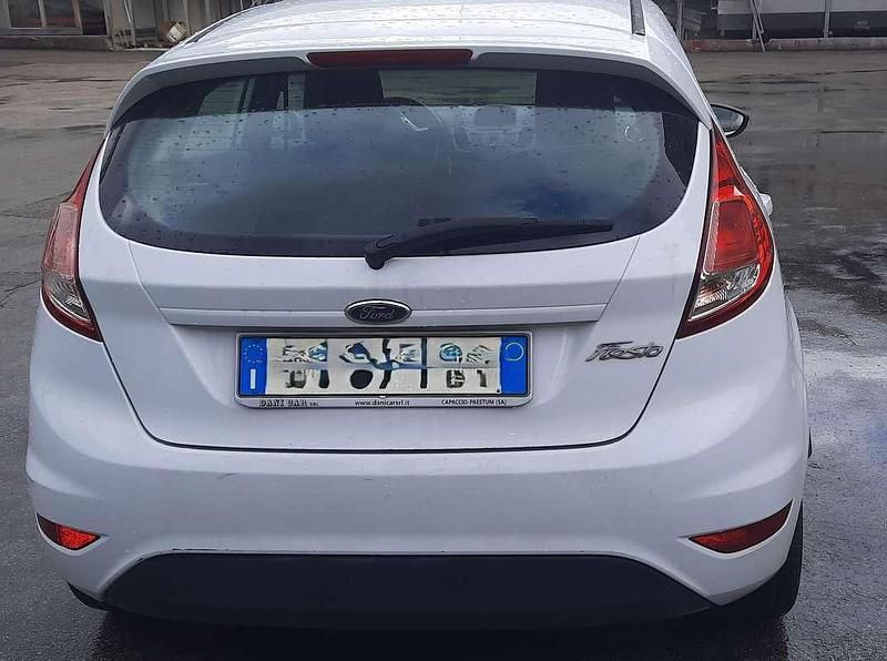 Usata Ford Fiesta 60 CV (44 kW) 2014 Bianco Berlina
