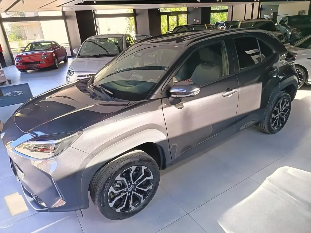 Nuova Toyota Yaris Hybrid Trend 92 CV (67 kW) 2026 Grigio Berlina