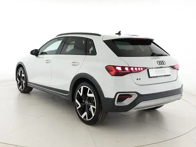 Käytetty Audi A3 Ambiente 150 HP (110 kW) 2025 Valkoinen Sedan