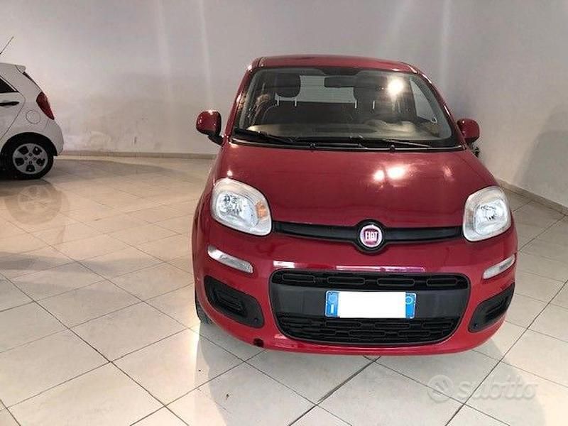 Usata Fiat Panda Lounge 69 CV (50 kW) 2015 Rosso(met.) Utilitaria