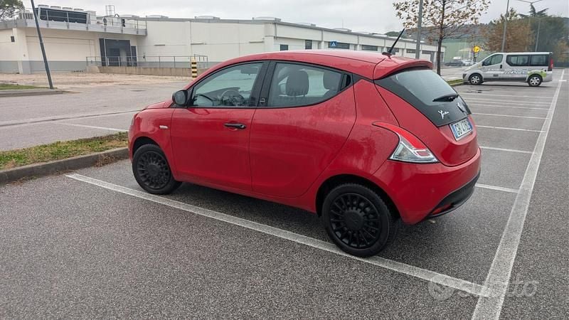 Usata Lancia Ypsilon Gold 69 CV (50 kW) 2020 Rosso Utilitaria
