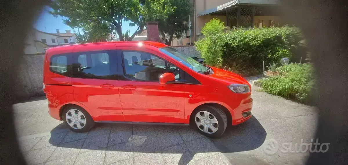 Usata Ford Tourneo Courier 100 CV (73 kW) 2017 Rosso Monovolume