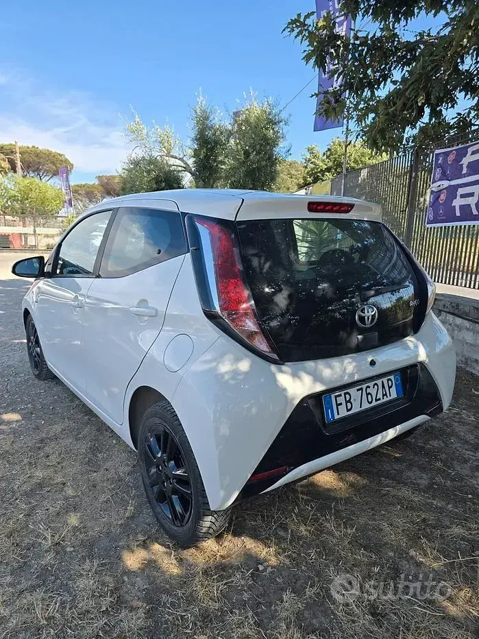 Usata Toyota Aygo X-clusiv 69 CV (50 kW) 2015 Bianco Utilitaria