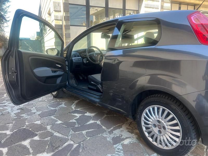 Usata Fiat Grande Punto Active 65 CV (47 kW) 2009 Grigio Utilitaria