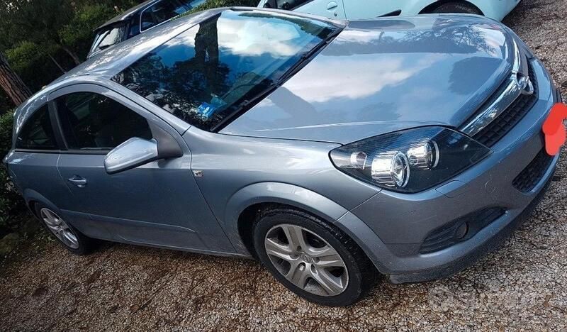 Grigio Usata 2011 Opel Astra GTC Enjoy Tre volumi | 3300 € (Ottimo prezzo) - Immagine 1/4