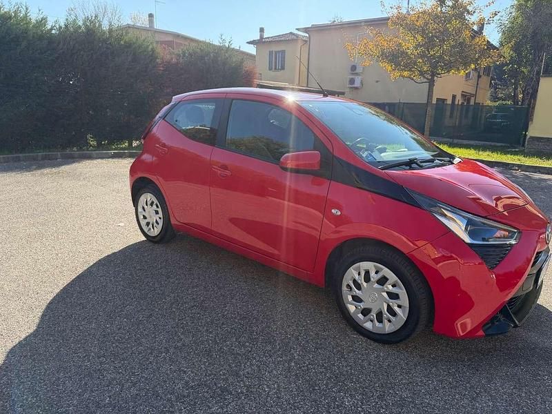 Usata Toyota Aygo 72 CV (52 kW) 2020 Rosso Utilitaria