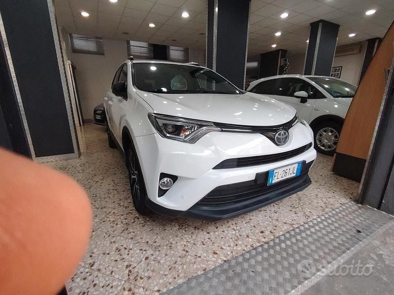 Usata Toyota RAV4 Lounge 143 CV (105 kW) 2017 Bianco SUV
