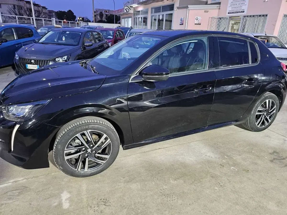 Usata Peugeot 208 Allure 102 CV (75 kW) 2022 Nero Utilitaria