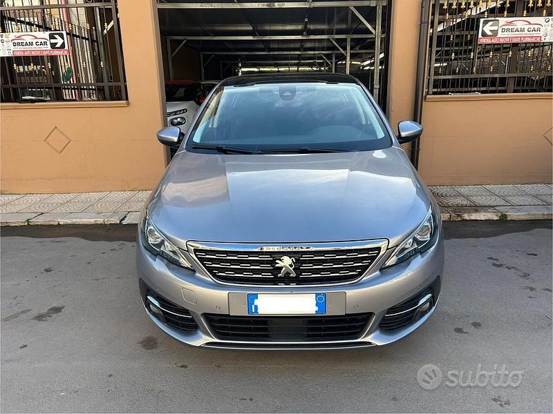 Grigio Usata 2018 Peugeot 308 Allure Tre volumi | 10.500 € (Buon prezzo) - Immagine 1/4