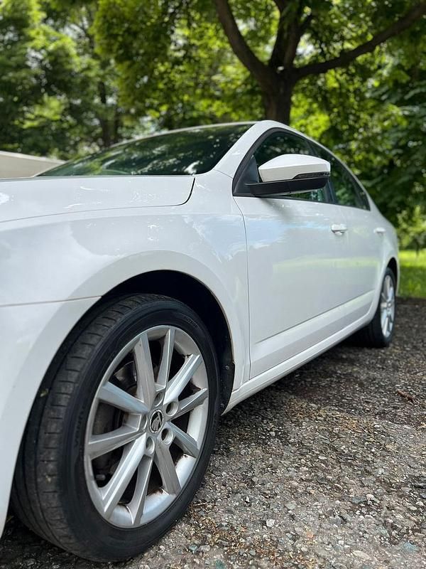 Usata Skoda Octavia Active 105 CV (77 kW) 2013 Bianco Berlina