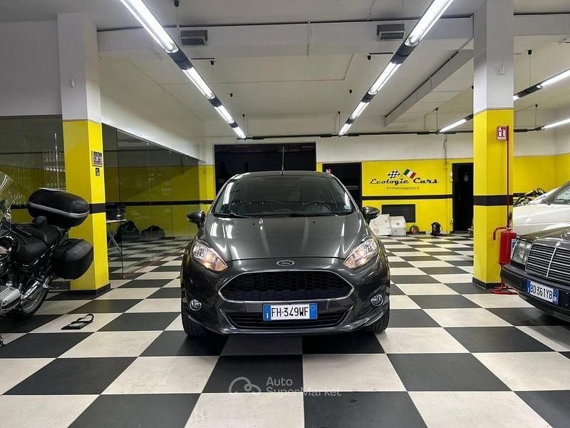Usata Ford Fiesta Titanium 75 CV (55 kW) 2017 Gray Berlina