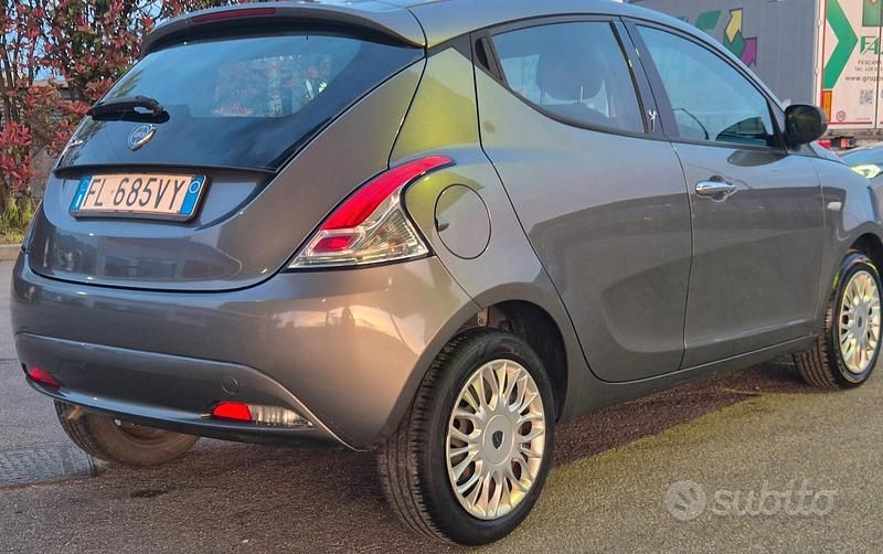 Usata Lancia Ypsilon Silver 69 CV (50 kW) 2016 Grigio Utilitaria