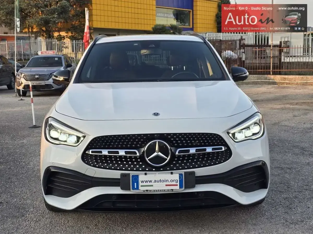 Usata Mercedes GLA200 AMG 150 CV (110 kW) 2022 White concrete minecraft SUV
