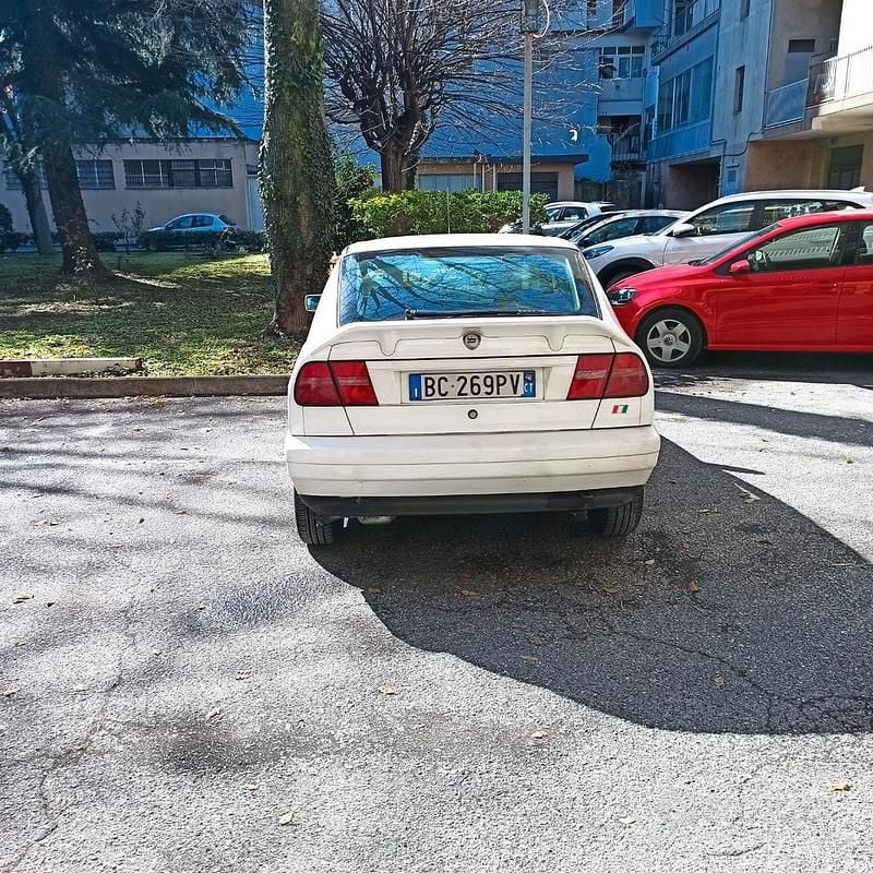 Usata Lancia Delta 103 CV (75 kW) 1999 Bianco Utilitaria