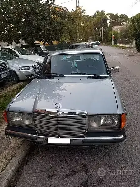 Usata Mercedes 200 109 CV (80 kW) 1984 Grigio Berlina