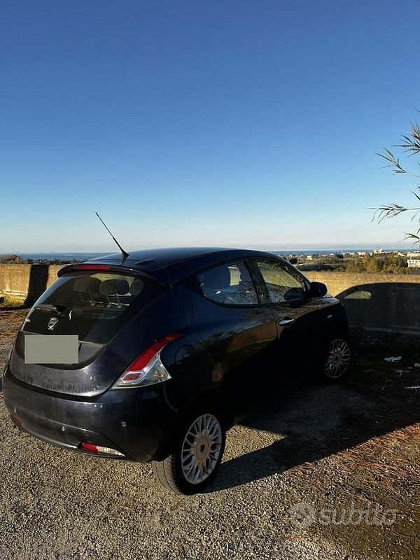 Usata Lancia Ypsilon 69 CV (50 kW) 2017 Blu Utilitaria