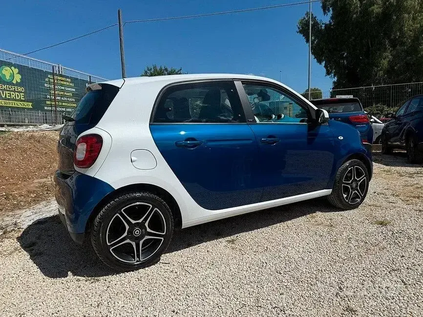 Usata Smart ForFour Proxy 71 CV (52 kW) 2014 Blu Utilitaria