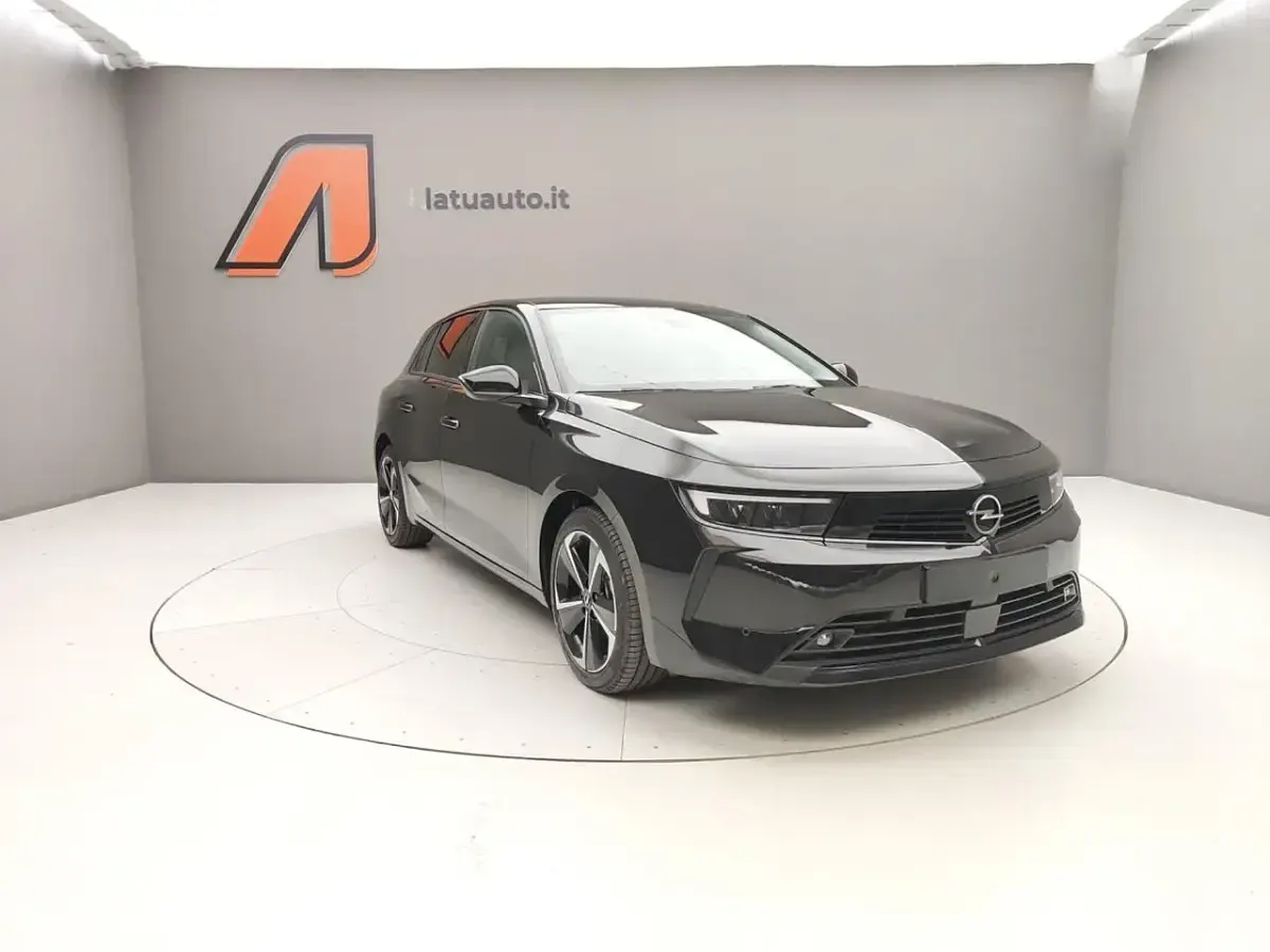 Usata Opel Astra Business Elegance 131 CV (96 kW) 2024 Nero Utilitaria