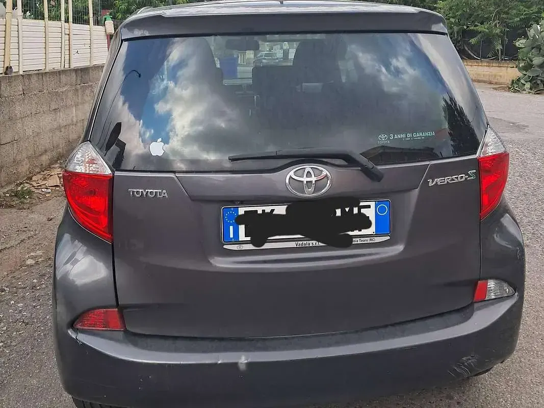 Usata Toyota Verso-S Active 99 CV (72 kW) 2012 Grigio Monovolume