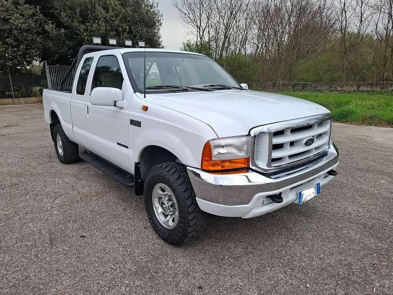 Usata Ford V8 230 CV (169 kW) 1999 Bianco SUV