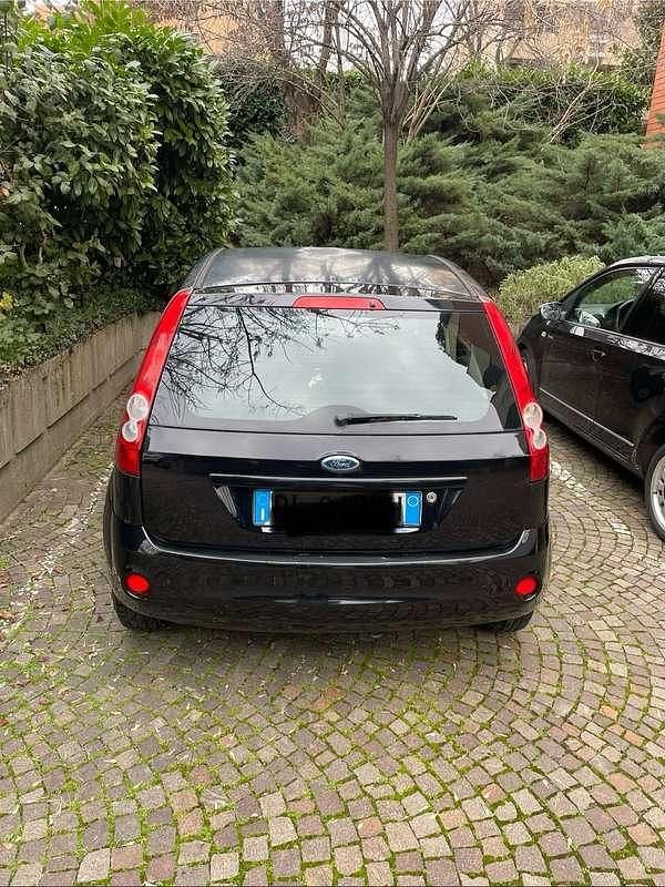 Usata Ford Fiesta Ghia 75 CV (55 kW) 2007 Blu/azzurro Berlina