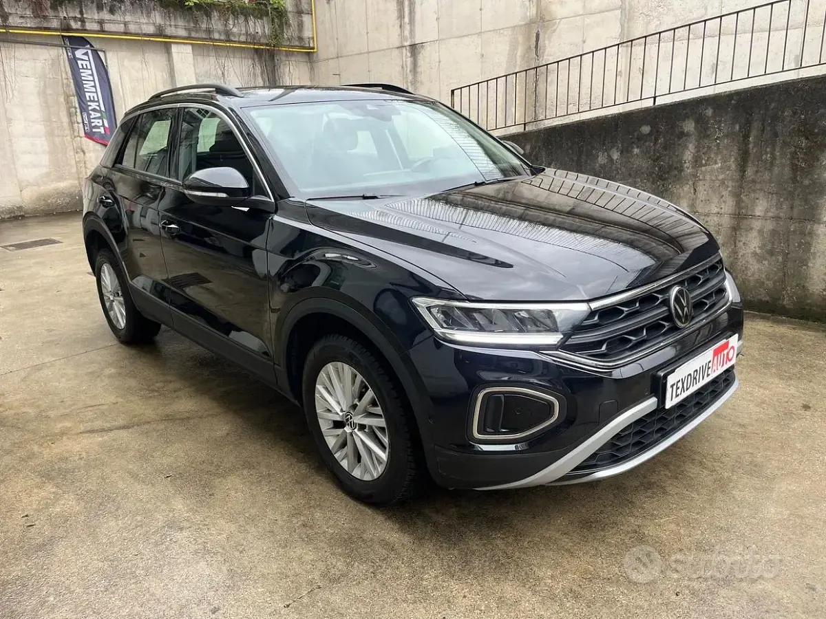 Usata VW T-Roc Life 116 CV (85 kW) 2022 Nero SUV