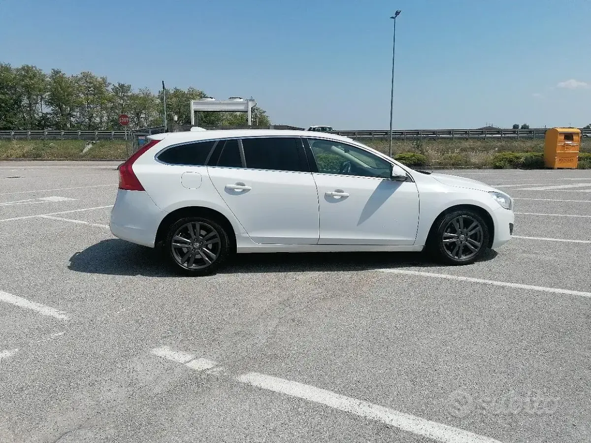 Usata Volvo V60 Momentum 136 CV (100 kW) 2012 Bianco Station wagon