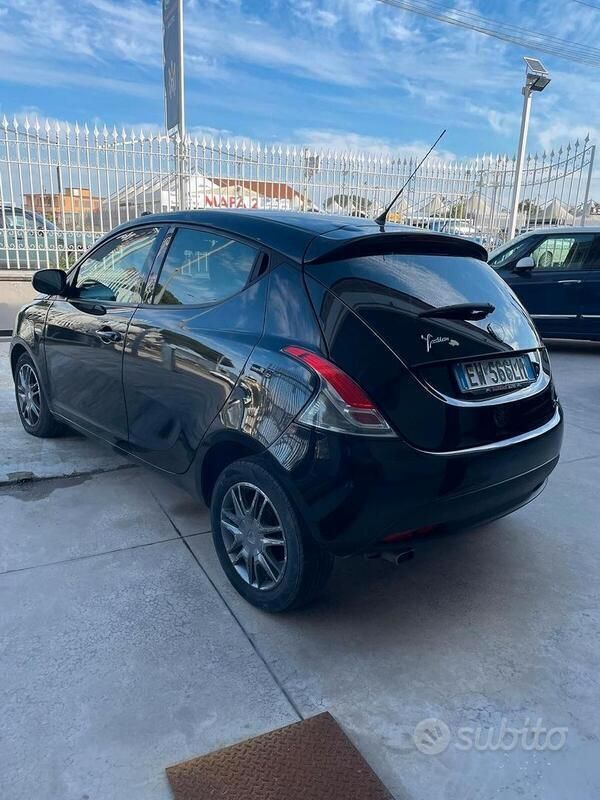 Usata Lancia Ypsilon Silver 69 CV (50 kW) 2016 Nero Utilitaria