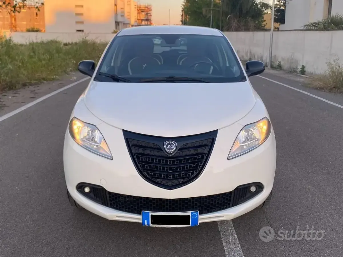 Usata Lancia Ypsilon Silver 80 CV (58 kW) 2015 Bianco Utilitaria
