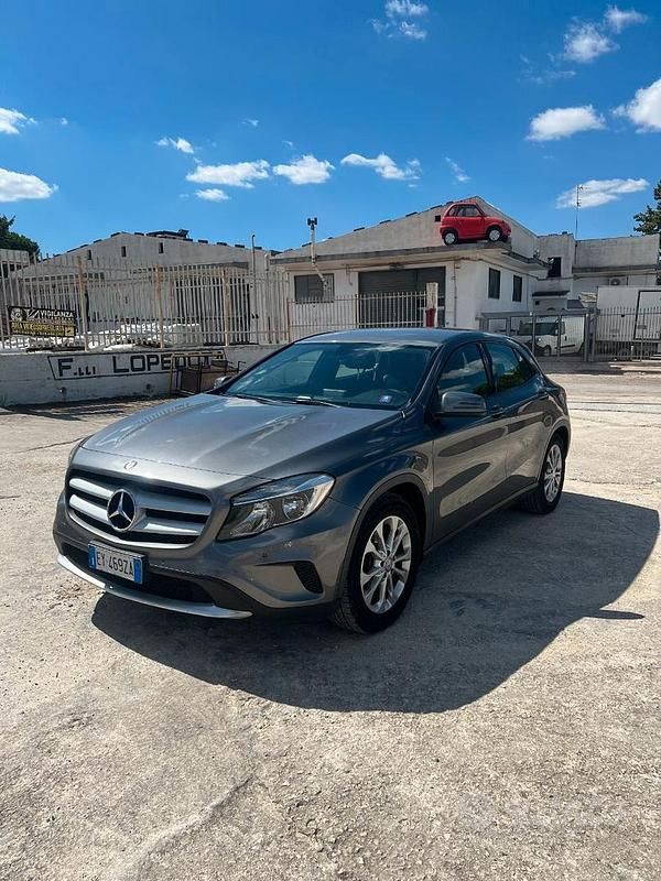Usata Mercedes GLA180 110 CV (80 kW) 2015 Grigio SUV