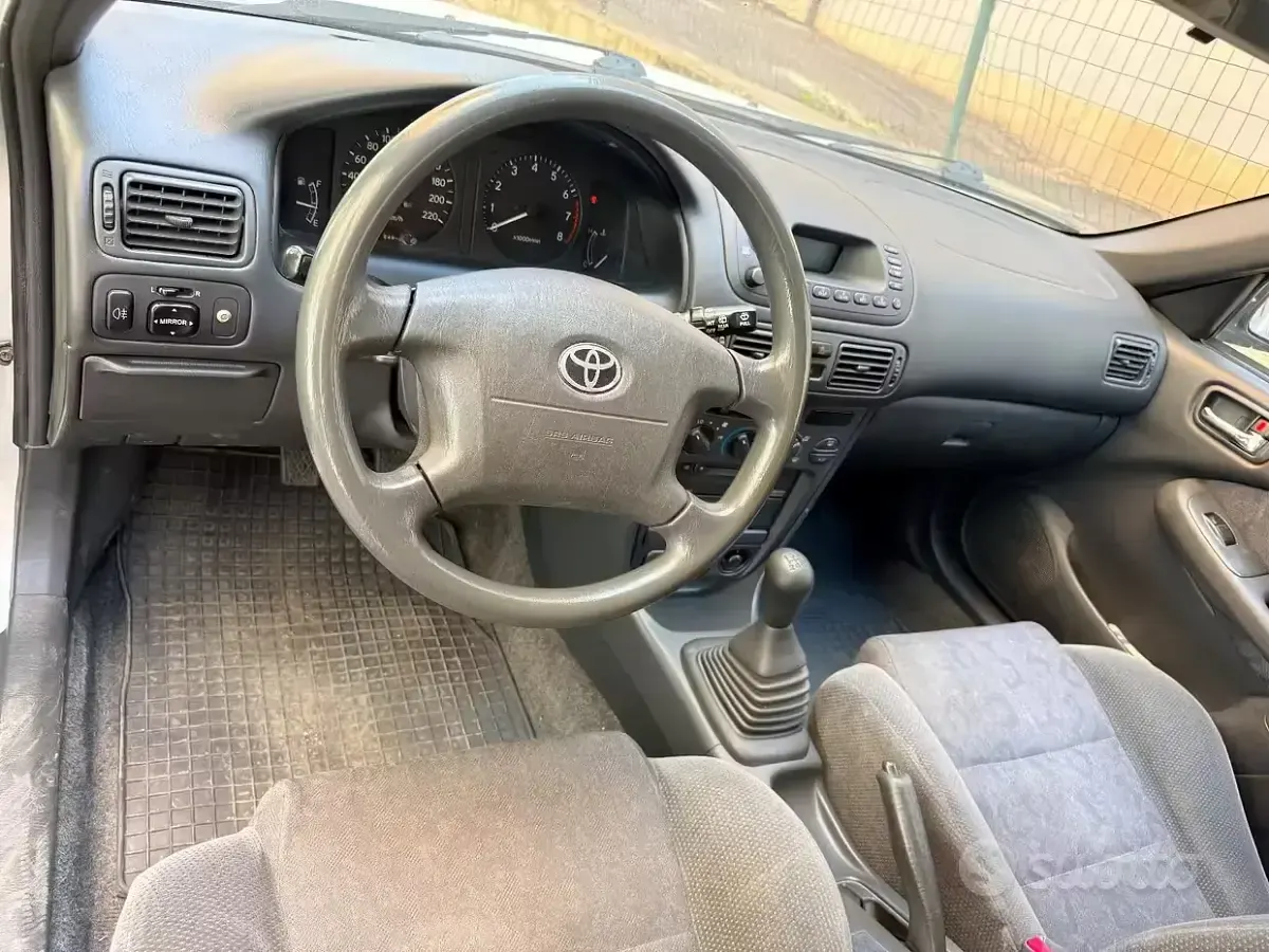 Usata Toyota Corolla 97 CV (71 kW) 2001 Grigio Berlina