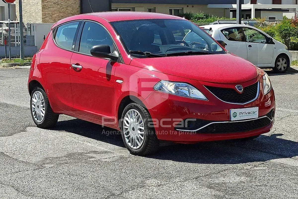 Usata Lancia Ypsilon Silver 69 CV (50 kW) 2016 Rosso Utilitaria