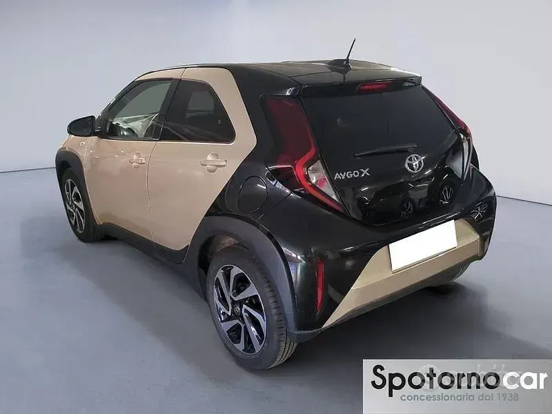 Usata Toyota Aygo X Trend 72 CV (52 kW) 2025 Beige SUV